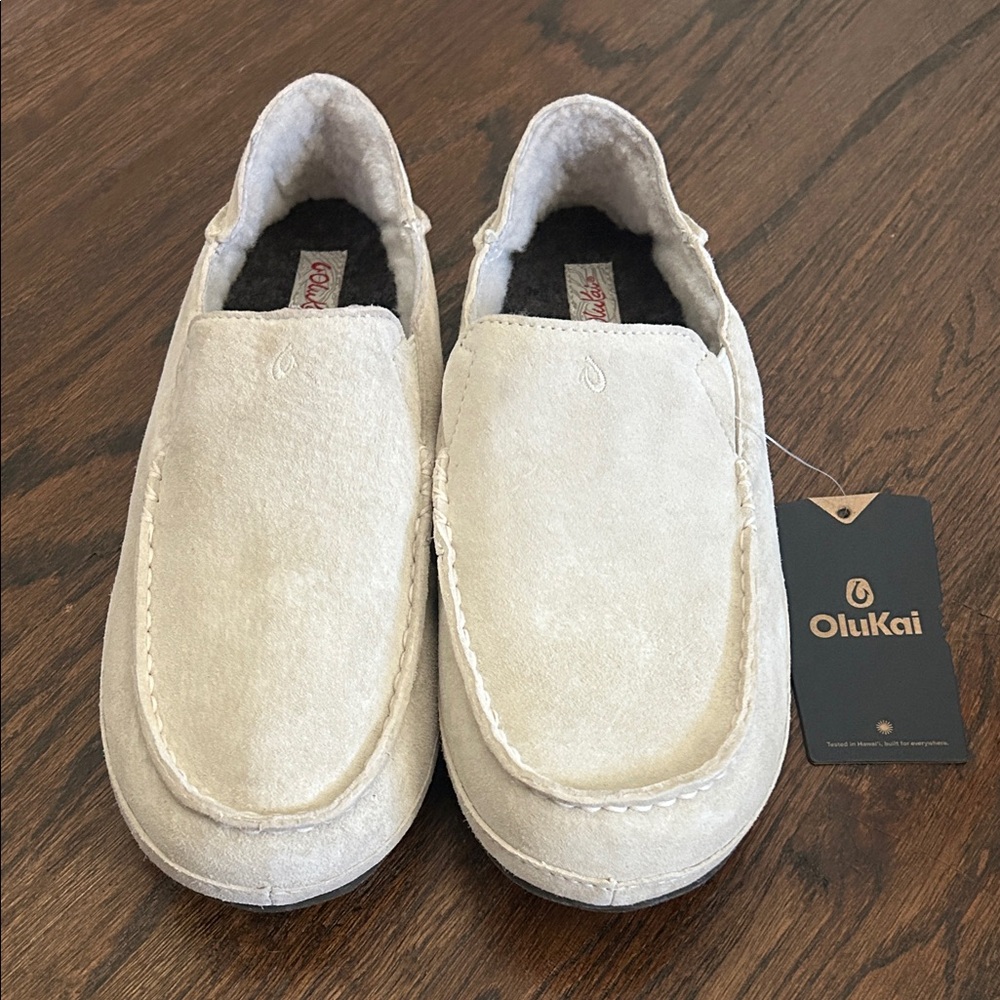 OluKai NOHEA Slipper Women’s size 11
Men’s Size 9.5
Bone/Bone